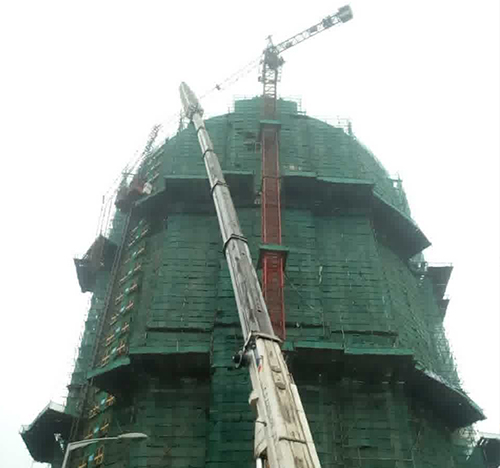 塔河吊车在工地上作业